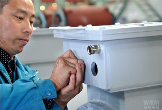 员工在进行盾构机电机交付前最后的细查