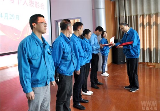 党委书记、副董事长管兵为先进集体颁奖 党委书记、副董事长管兵为先进集体颁奖